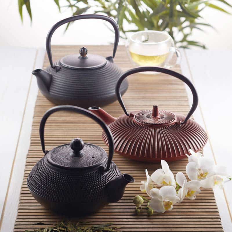 Cast Iron Tetsubin Teapot - Black – lifestyle photo