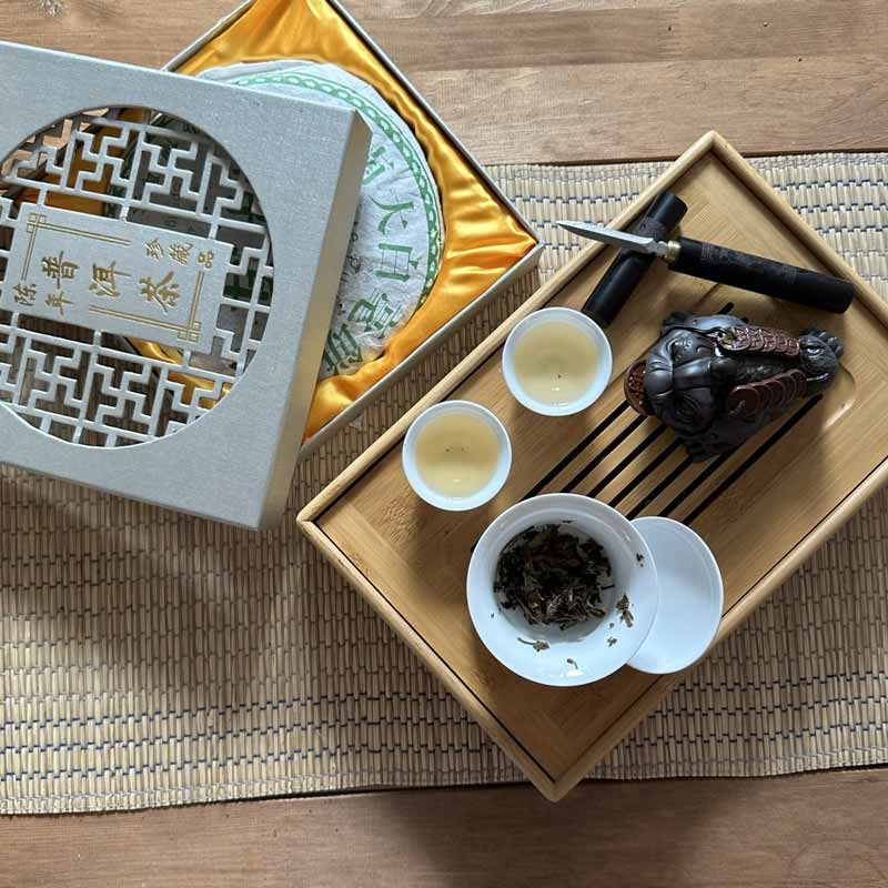 White Pu'erh Beeng Cha in Gift Box (400g) – image 2