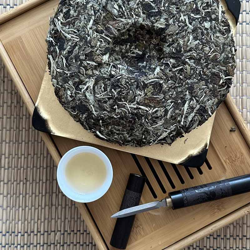 White Pu'erh Beeng Cha in Gift Box (400g) – image 3